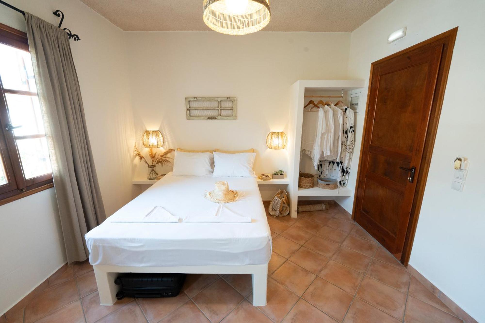 Ligaries Apart otel Kini Dış mekan fotoğraf